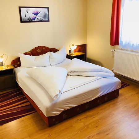 Szuts Panzio Bed & Breakfast แฟร์โตราโคส ภายนอก รูปภาพ